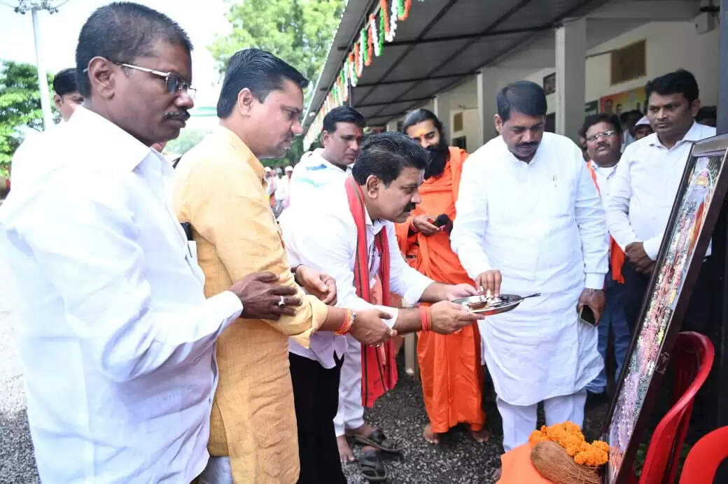 CG News: डिप्टी सीएम विजय शर्मा ने किया अयोध्या यात्रा से लौटे श्रद्धालुओं का आत्मीय स्वागत