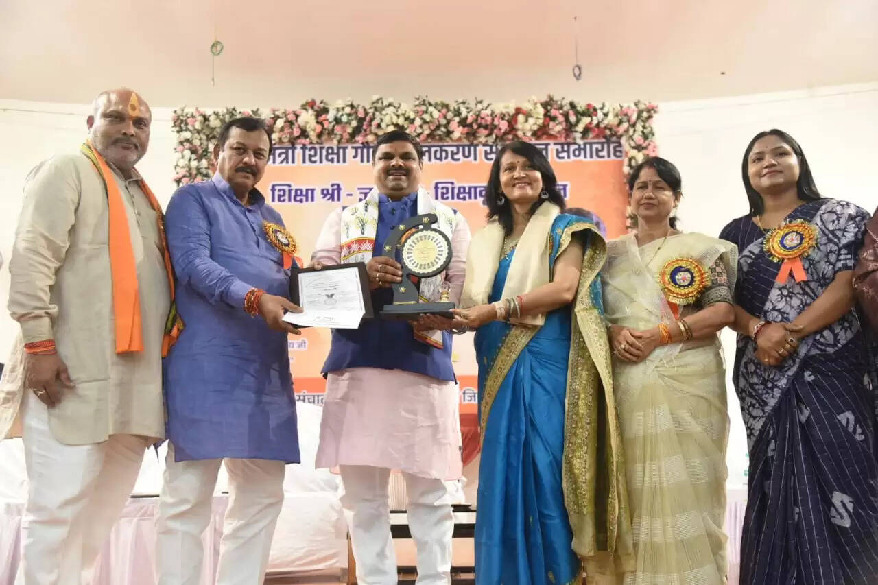 गुरु ही है सबसे बड़ा देवता: मुख्यमंत्री शिक्षा गौरव अलंकरण में ग्रामोद्योग मंत्री गजेन्द्र यादव ने शिक्षक समाज को किया सम्मानित