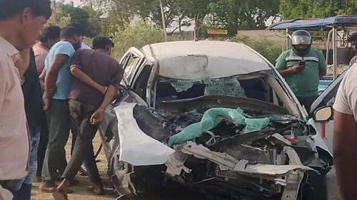 कानपुर-सागर हाईवे पर बड़ा हादसा, डंपर ने कार में मारी टक्कर, 3 की मौत, पिता-पुत्र की हालत गंभीर