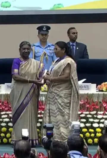 राष्ट्रपति मुर्मू ने पिठोरिया पंचायत की मुखिया मुन्नी देवी को किया सम्मानित