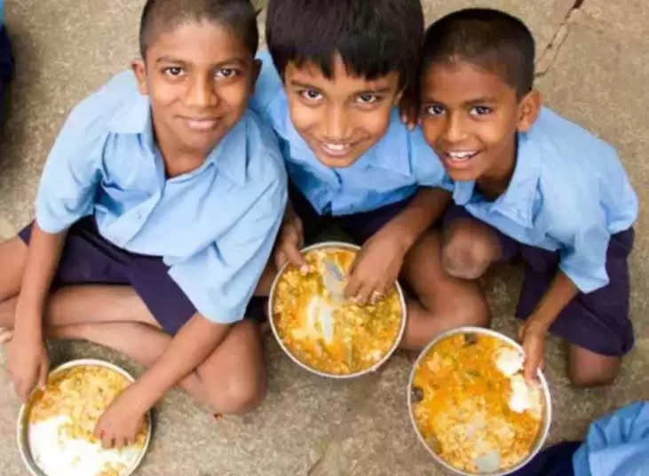 स्कूली बच्चों के टिफिन नहीं लाने वाले अपने साथियों की भूख मिटाने के लिए चंदा इकट्ठा कर स्कूल में फूड बैंक खोला