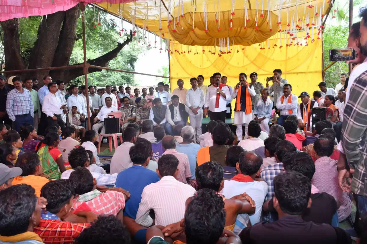 CG News: डिप्टी सीएम विजय शर्मा सुकमा जिले के सुदूर वनांचल ग्राम दुलेड कैम्प का किया निरीक्षण