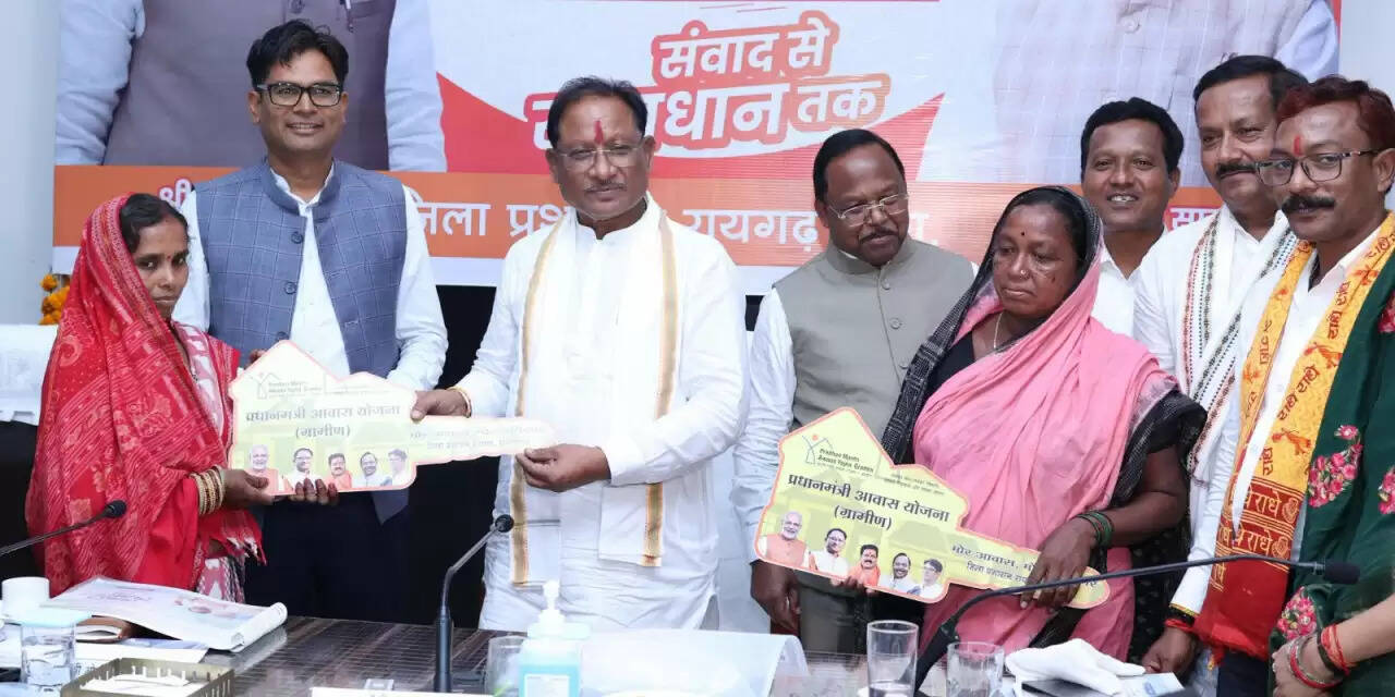 CM विष्णु देव साय ने बिरहोर महिलाओं को सौंपी पक्के आवास की चाबी