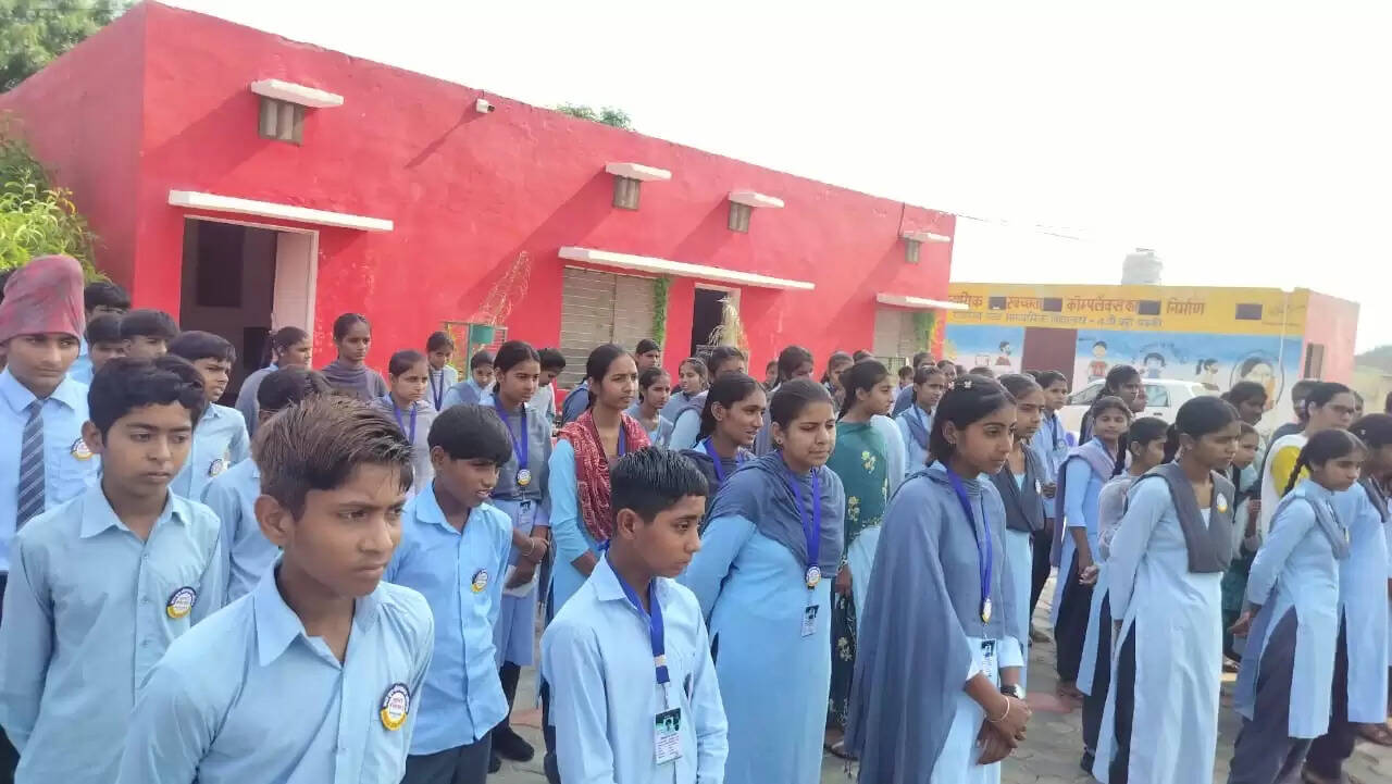 Sriganganagar News: फ़तूही, मदेरा, खाटलबाना, कोनी व रोहिड़ावाली के विद्यालयों में नशा मुक्ति सुरक्षा कवच वितरित