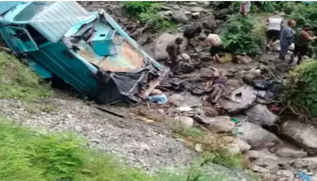 Udhampur Accident: उधमपुर में सीआरपीएफ जवानों से भरी गाड़ी&nbsp;गहरी खाई में गिर, 3 की मौत, 15 घायल