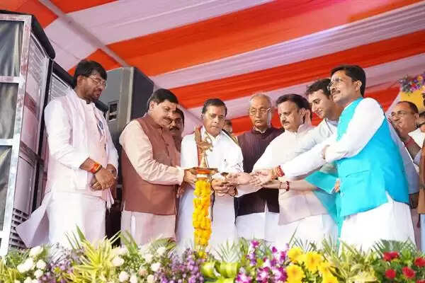 MP News: सीएम मोहन यादव ने देवतालाब में 241 करोड़ 33 लाख रुपए के निर्माण कार्यों का किया शिलान्यास और लोकार्पण