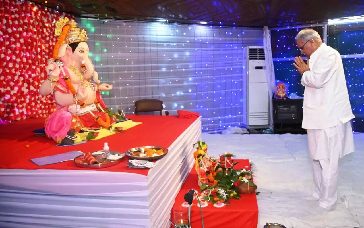 CM के परिजनों ने विधि विधान के साथ CM निवास में भगवान गणेश की प्रतिमा की स्थापना 