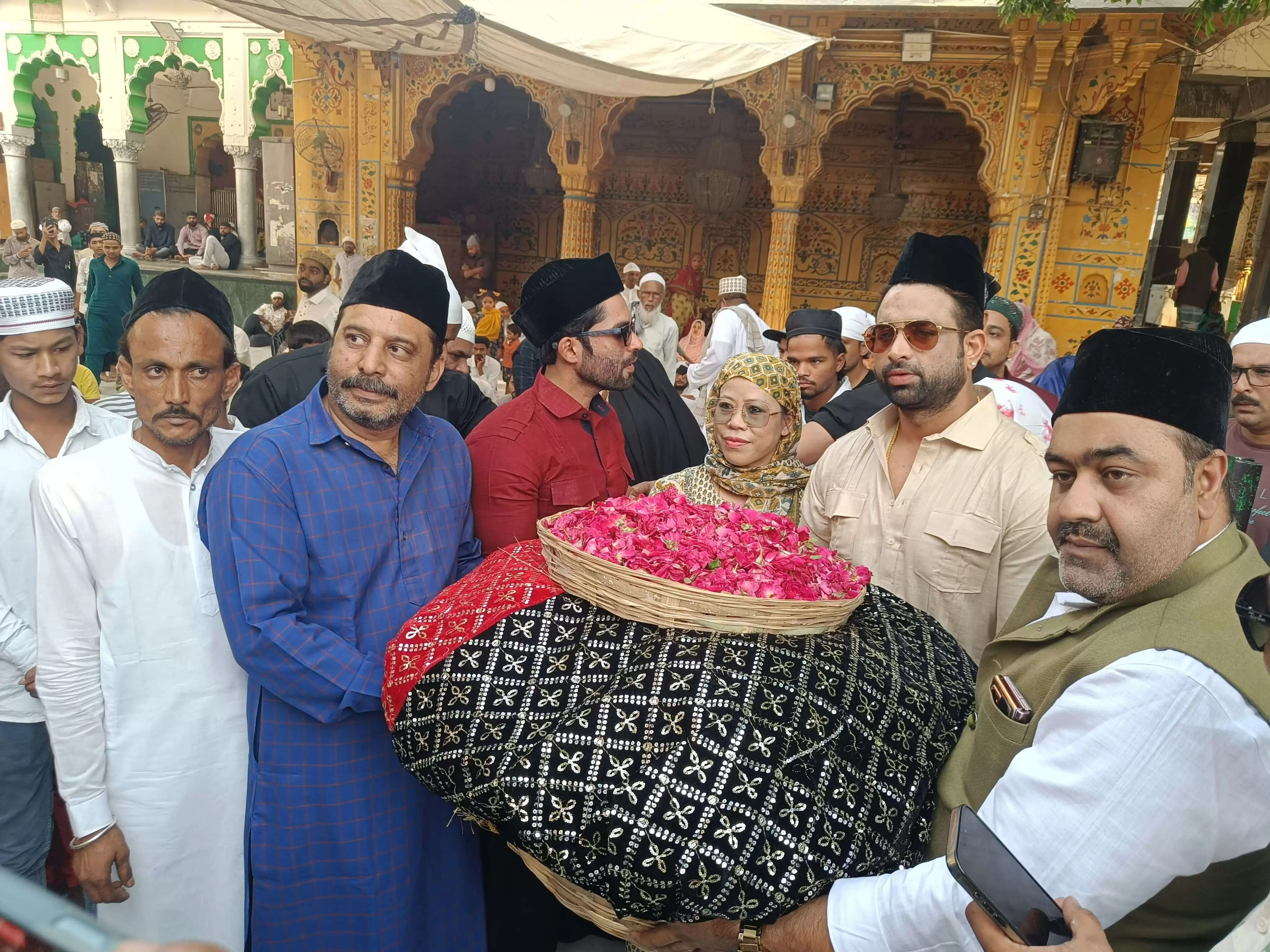 बिजनस पार्टनर हितेश चौधरी के साथ एमसी मैरी कॉम ने अजमेर दरगाह पर चढ़ाई चादर, पहलगाम आतंकी हमला पर छलका दर्द 