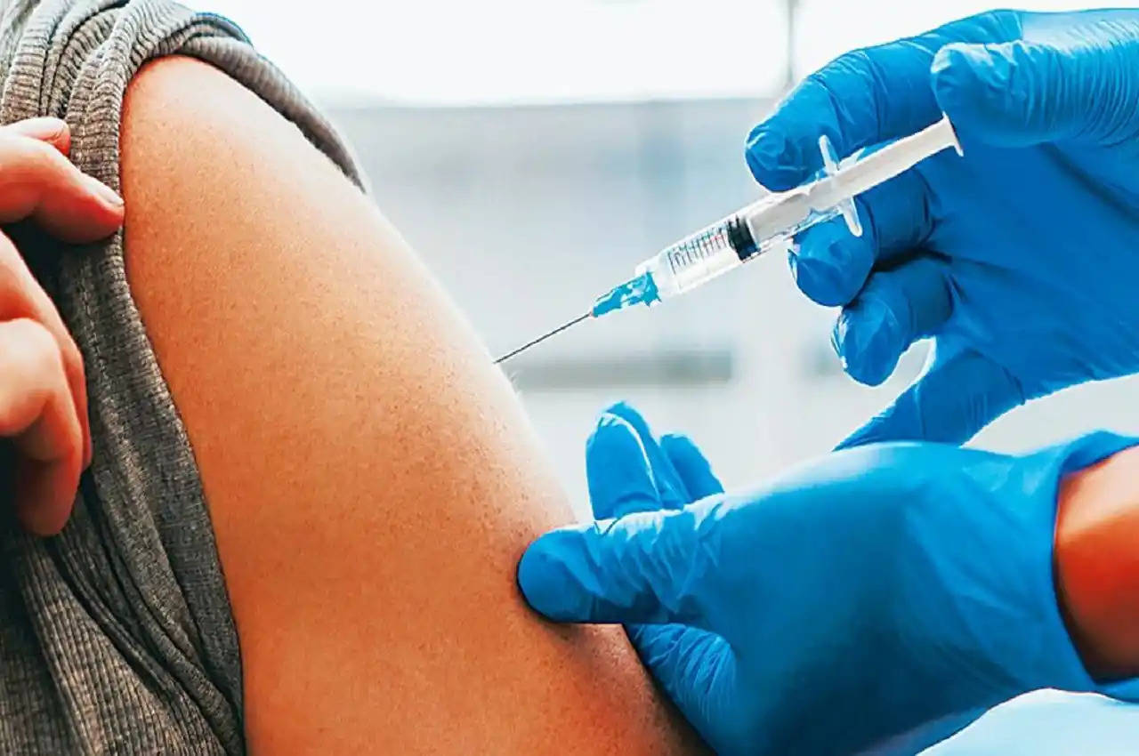 देश में यहां पर Covid Vaccines लेने वालों को दिया जाएगा 60,000 रुपये का स्मार्टफोन