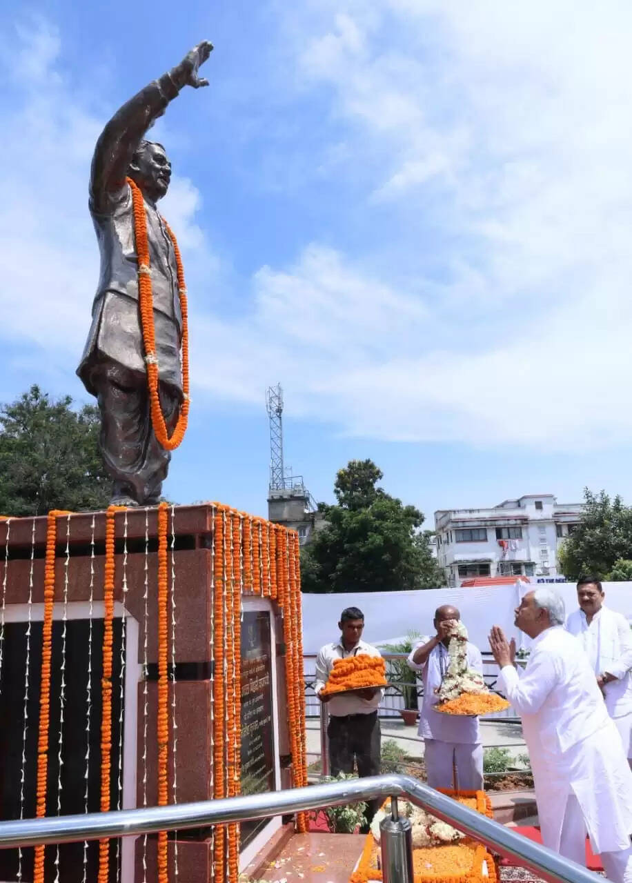 राज्यपाल खान और सीएम नीतीश&nbsp;ने पूर्व प्रधानमंत्री स्व० अटल बिहारी वाजपेयी जी को&nbsp;माल्यार्पण कर&nbsp;भावभीनी श्रद्धांजलि अर्पित की।