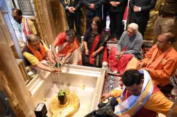 राष्ट्रपति द्रौपदी मुर्मू ने श्रीकाशी विश्वनाथ मंदिर में किया पूजन, भव्य गंगा आरती देख हुईं भावविभोर