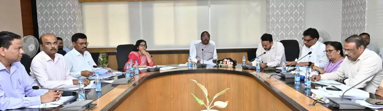 पशुधन मंत्री रामविचार नेताम&nbsp;ने पशुधन एवं मछलीपालन विभाग के काम-काज की समीक्षा की