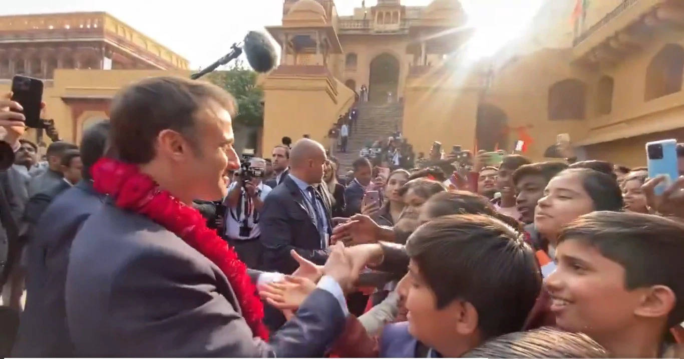 फ्रांस के राष्ट्रपति इमैनुएल ने आमेर किला देखा, राजस्थानी परंपरा से हुआ स्वागत