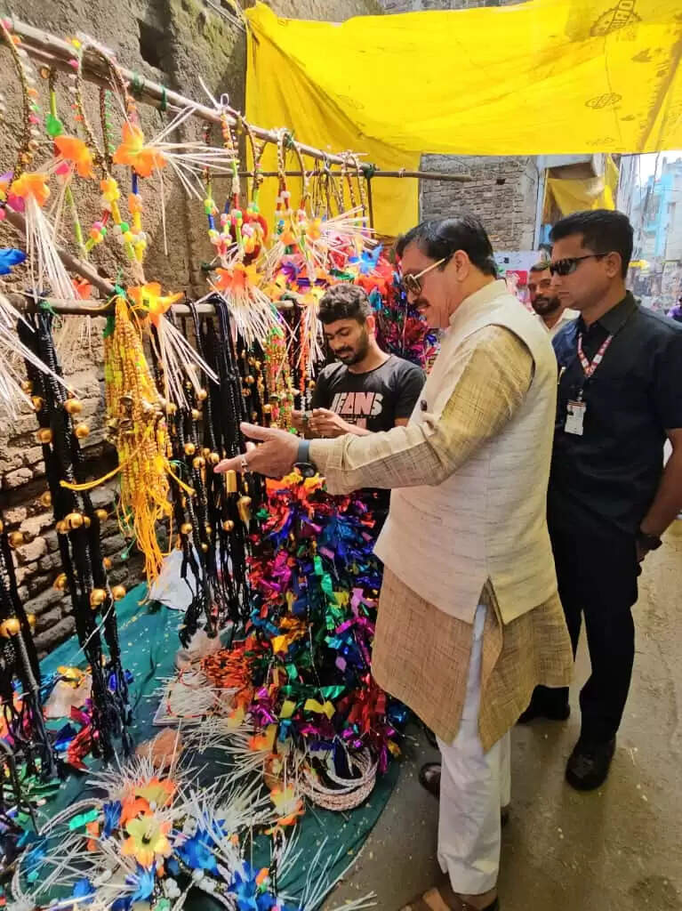 MP News: दीपावली पर स्वदेशी दीयों को दें प्राथमिकता: मंत्री टेटवाल ने किया स्थानीय बाजार से दीयों की खरीदारी