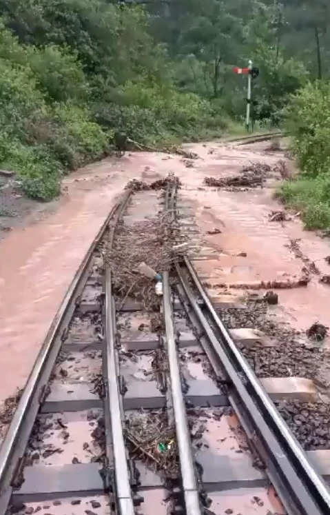 हिमाचल प्रदेश में भूस्खलन के कारण कालका-शिमला रेलवे ट्रैक पर यातायात प्रभावित