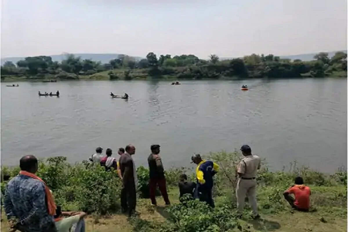 Reva News: रीवा के टमस नदी में नाव पलटने से डूबे 4 युवक, 3 सुरक्षित, 1 लापता, रेस्क्यू जारी