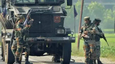 JK News: कुलगाम में सुरक्षा बलों ने मुठभेड़ में लश्कर तैयबा के तीन आतंकियों को किया ढेर