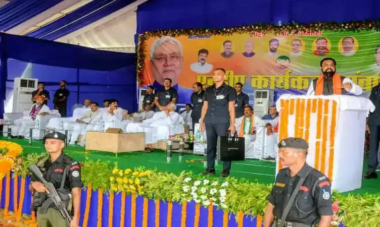 Bihar News: सीएम&nbsp;नीतीश&nbsp;ने कैमूर के भभुआ&nbsp;में कार्यकर्ताओं को सुनाया सुशासन का सफर, गिनाई सरकार की&nbsp;उपलब्धियां