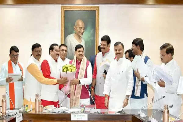 CM मोहन यादव द्वारा विक्रमादित्य वैदिक घड़ी स्थापित करने पर कैबिनेट के सदस्यों ने माना आभार