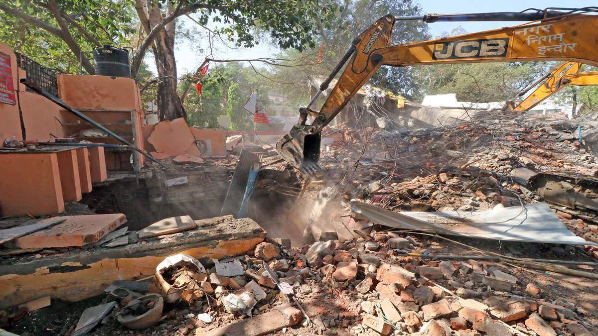Indore News: बावड़ी हादसे के बाद नगर निगम द्वारा अवैध निर्माण पर कार्रवाई, जल स्त्रोतों पर बनें निर्माणों को फिर किया ध्वस्त