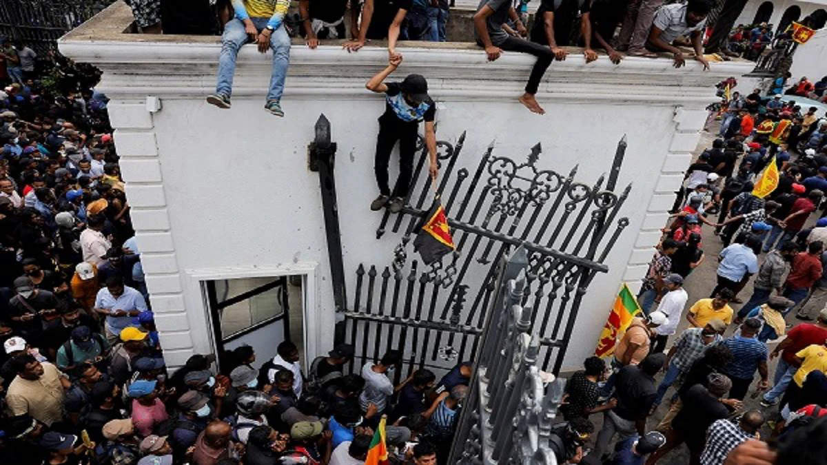 श्रीलंका में आर्थिक संकट के बीच प्रदर्शनकारियों का हिंसक प्रदर्शन