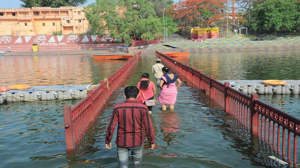 Ujjain News: बेमौसम बरसात से उफनी शिप्रा नदी, रामघाट से दत्त अखाड़ा घाट को जोड़ने वाली रपट डूबी