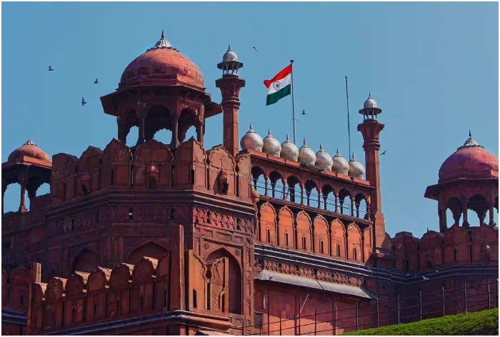 Independence Day 2023: स्वतंत्रता दिवस के लिए सजा लाल किला, चीफ गेस्ट के तौर पर बुलाए गए 1800 लोग 