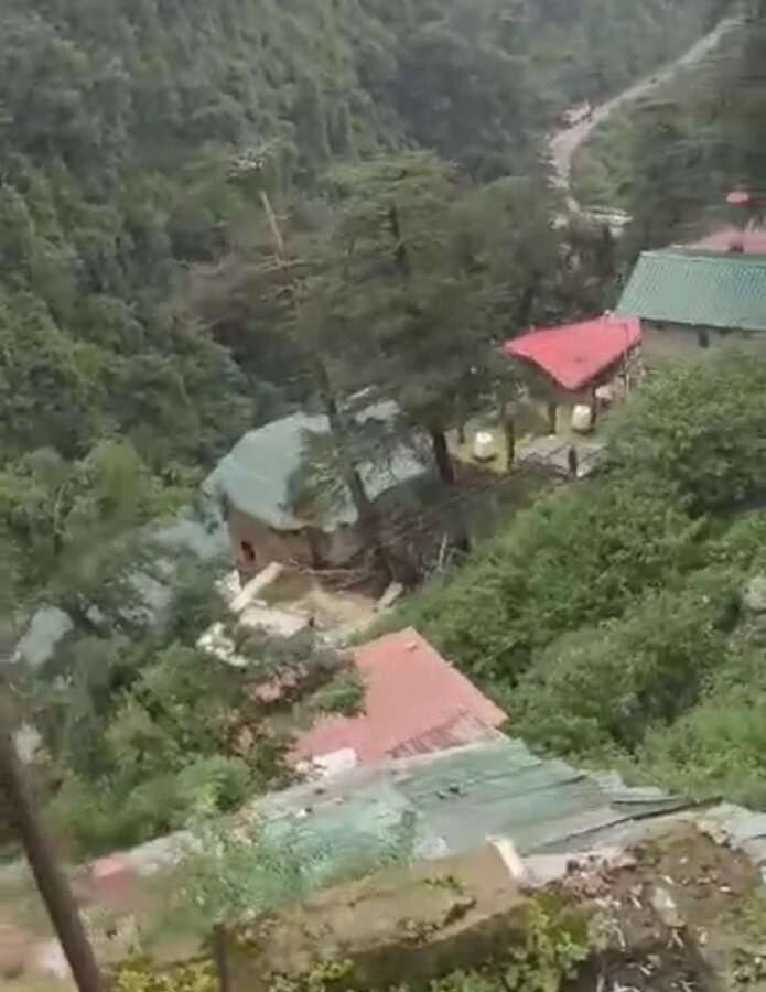 शिमला में भूस्खलन से स्लॉटर हाउस समेत कई घर गिरे, लोगों के फंसे होने की आशंका