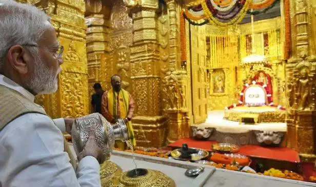 PM मोदी ने गुजरात के सोमनाथ मंदिर में दर्शन किए