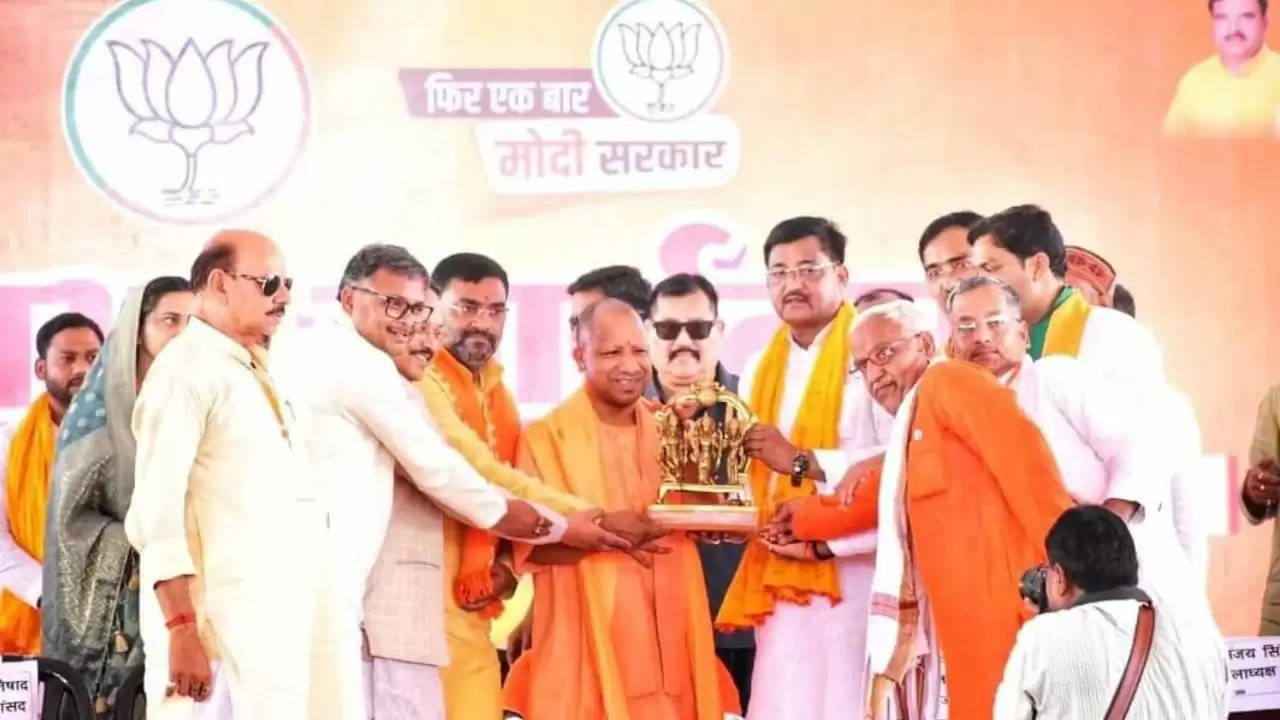 CM योगी आदित्यनाथ ने लोगों से की अपील, कहा- बुन्देलखण्ड को लूटने वालों को एक-एक वोट के लिए तरसाना