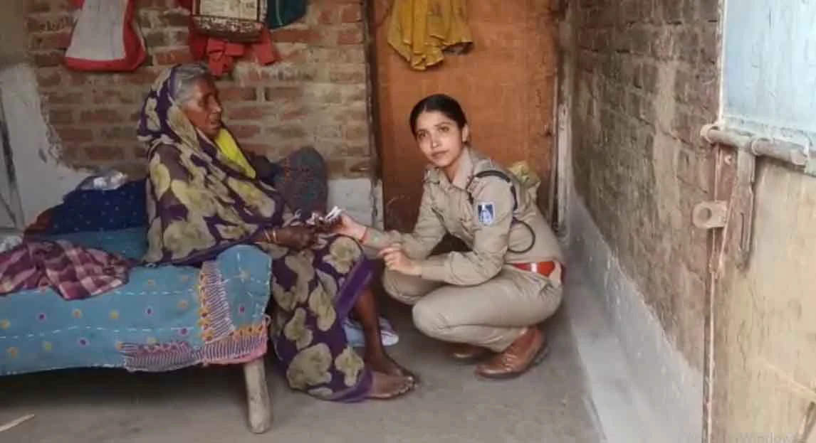 MP News: महिला पुलिसकर्मी ने रास्ते में पड़ी हुई वृद्ध महिला का इलाज कराकर छोड़ा घर