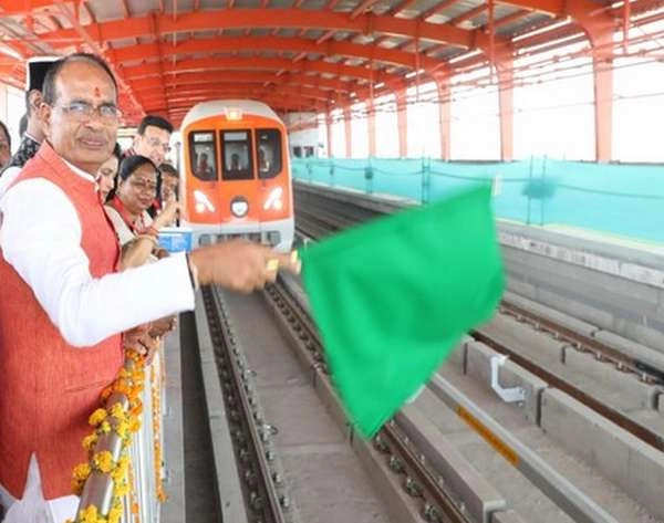 MP News: भोपाल में दौड़ी मेट्रो, CM शिवराज ने हरी झंडी दिखाने के बाद की सवारी 