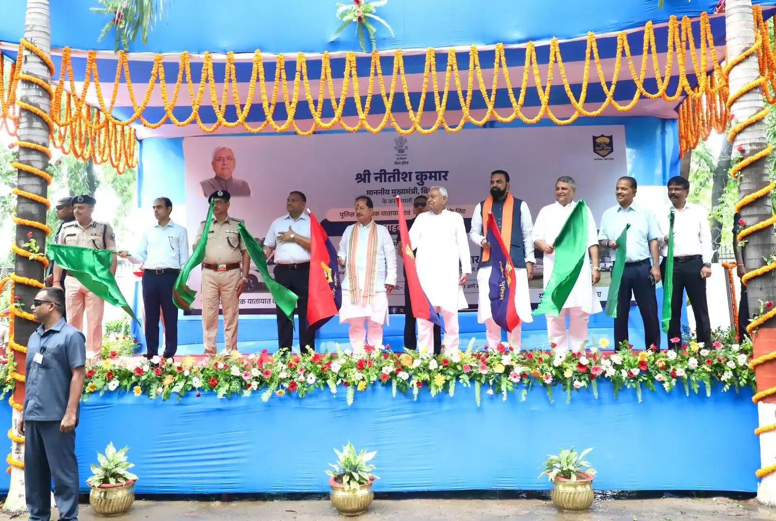 CM नीतीश&nbsp;ने ट्रैफिक डीएसपी एवं यातायात थानों के लिए 71 गाड़ियां सौंपी, हरी झंडी दिखाकर किया रवाना