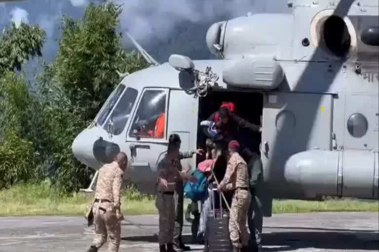 Flood In Sikkim: सिक्किम में बाढ़ प्रभावित इलाकों में फंसे 1,700 पर्यटकों को भारतीय सेना ने हेलीकॉप्टर से किया रेस्क्यू