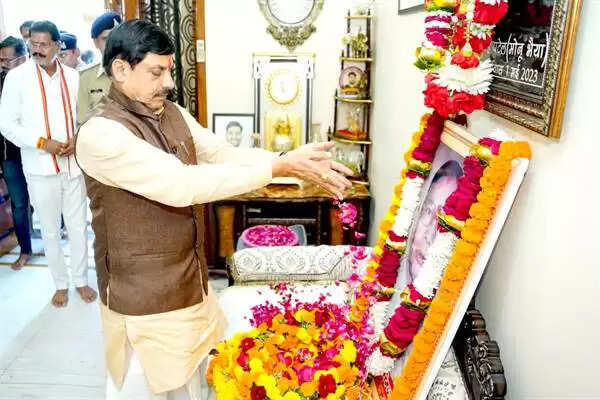 MP News: सीएम&nbsp;मोहन यादव ने गोटेगांव पहुंचकर मंत्री&nbsp;पटेल की माताजी के निधन पर दी श्रद्धांजलि,&nbsp;शोकाकुल परिजन को&nbsp;दी सांत्वना