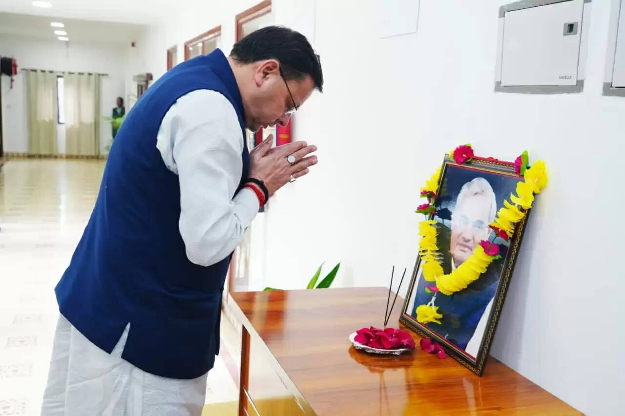 मुख्यमंत्री धामी ने पूर्व प्रधानमंत्री अटल बिहारी वाजपेयी की पुण्यतिथि पर&nbsp;उनके चित्र पर पुष्प अर्पित कर श्रद्धांजलि दी।