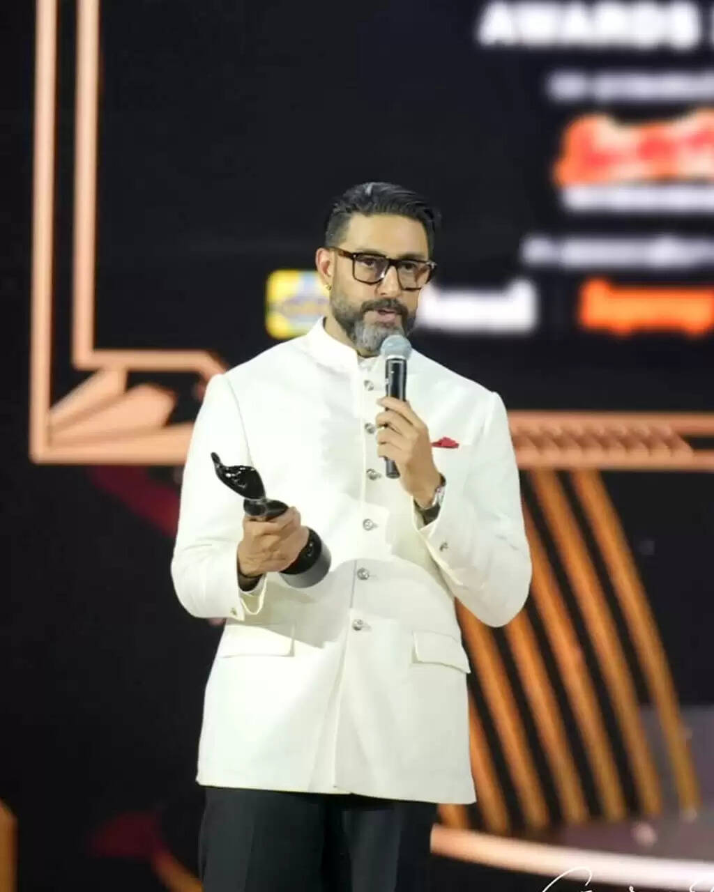 Actor Abhishek Bachchan Wins His First Filmfare Best Actor Award for Shoojit Sircar’s 'I Want To Talk'