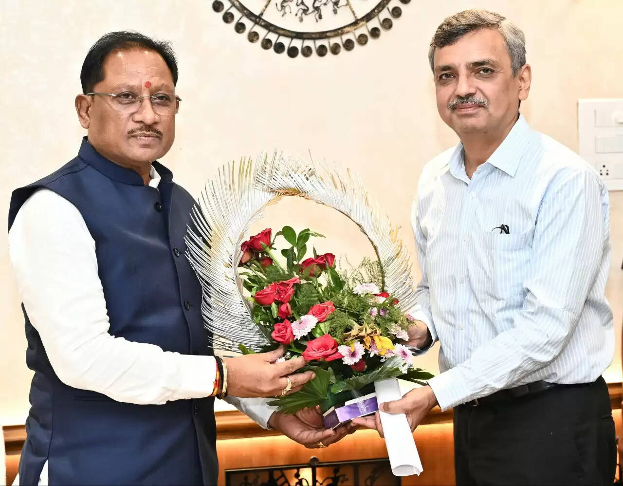 CG News: सीएम विष्णु देव साय से भारत सरकार में भूमि संसाधन सचिव जोशी ने की सौजन्य भेंट