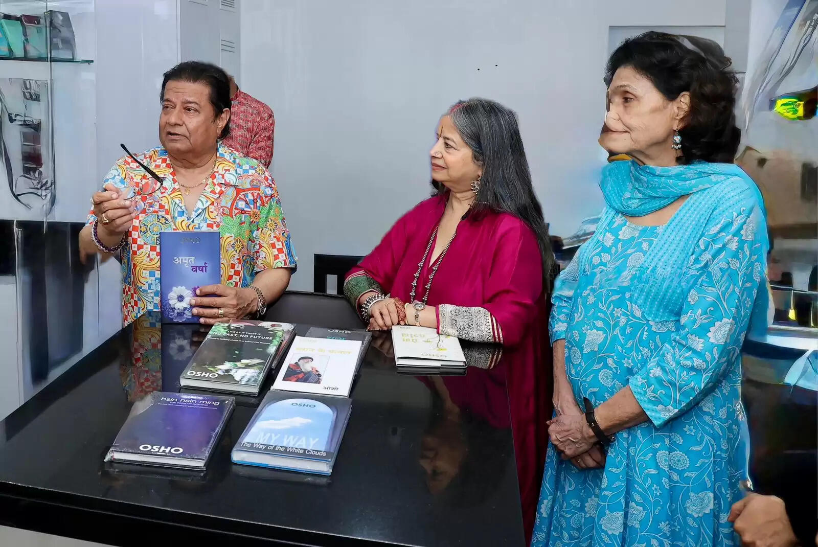 Osho’s first bookstore in the city, “Osho Glimpse,” was inaugurated at Andheri West by Padma Shri Anup Jalota and acclaimed singer Rekha Bhardwaj
