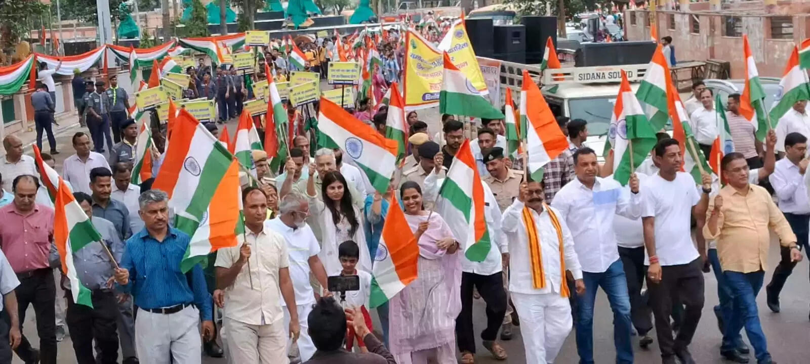 Sriganganagar News: जिला प्रशासन की तिरंगा रैली से तिरंगामय हुआ शहर, प्लास्टिक मुक्ति और नशामुक्ति का भी लिया संकल्प
