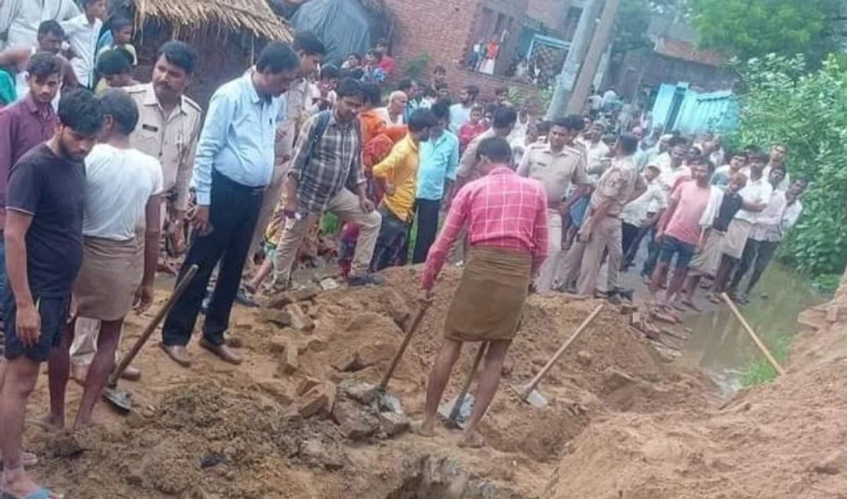  काल बनकर Aligarh में स्कूली बच्चों पर गिरी दीवार, मलबे में दबकर 2 छात्रों की मौत, 4 घायल