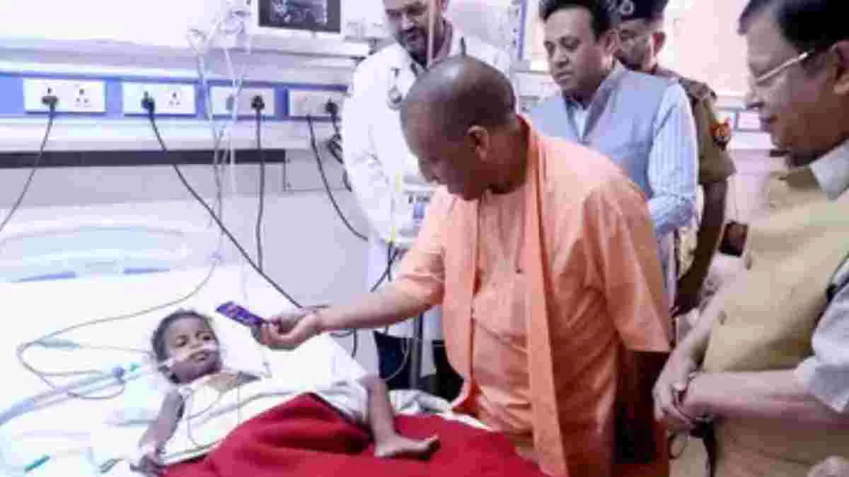 UP CM Yogi Adityanath: सीएम योगी आदित्यनाथ ने KGMU के ट्रामा सेंटर जाकर की घायल बच्ची लक्ष्मी से मुलाकात