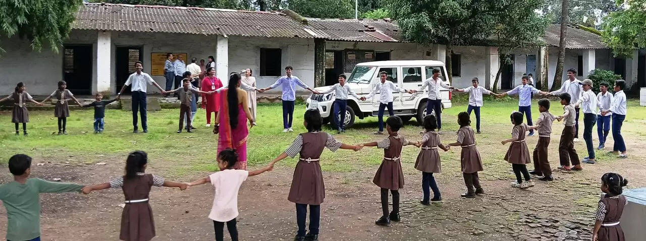 CG News: खेल और संवाद के माध्यम से बालिकाएं हुईं साइबर जागरूक, खोंगापानी के आदर्श विद्या मंदिर स्कूल में हुआ सफल समापन