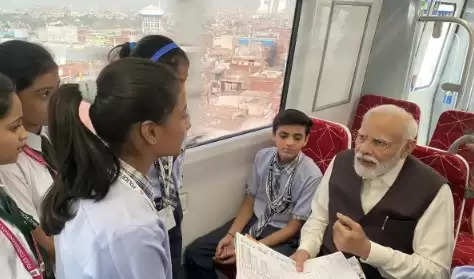 PM नरेन्द्र मोदी ने नमो भारत ट्रेन में किया छात्रों के साथ सैर