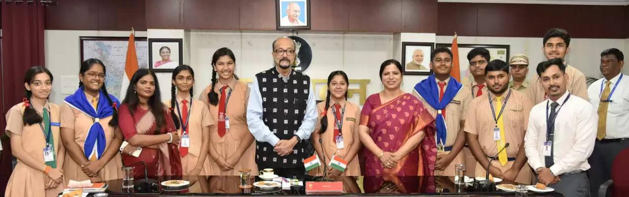 CG News: राज्यपाल&nbsp;रमेन डेका से मिले हाई स्कूल के विद्यार्थी,&nbsp;डेका ने&nbsp;सफलता के लिए दिया मार्गदर्शन