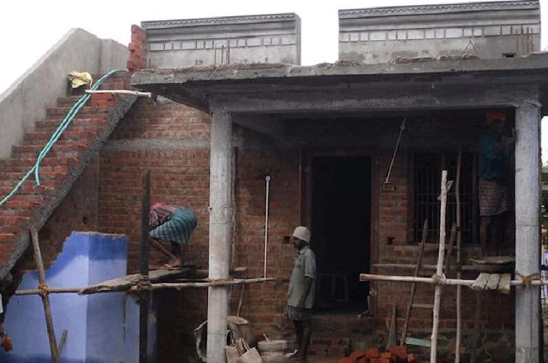 2 महीने में आधा हुआ सरिये का दाम, सीमेंट और बालू भी धड़ाम.