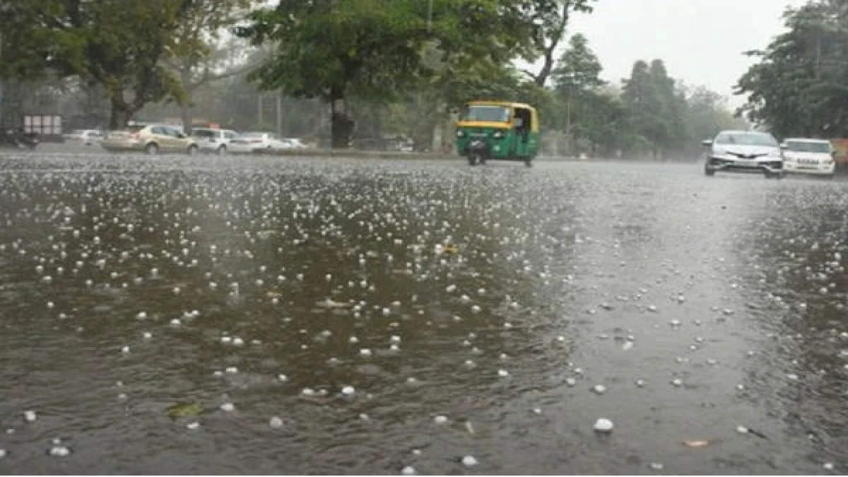 Indore News: मध्यप्रदेश के इंदौर में बिगड़ा मौसम का मिजाज, हल्की हुई बूंदाबांदी
