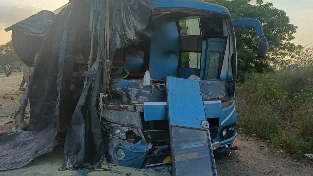 Ujjain मक्सी रोड़ पर शाजापुर के पास बस और ट्राले की टक्कर में 3 की मौत, 15 लोग घायल