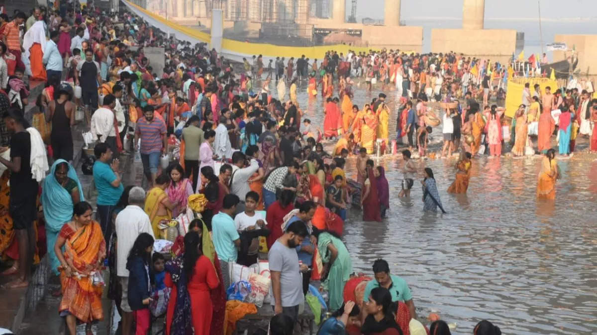 नहाय-खाय के साथ छठ महापर्व की शुरुआत, व्रतियों ने गंगा में लगाई डुबकी, सूर्य को किया जल अर्पित