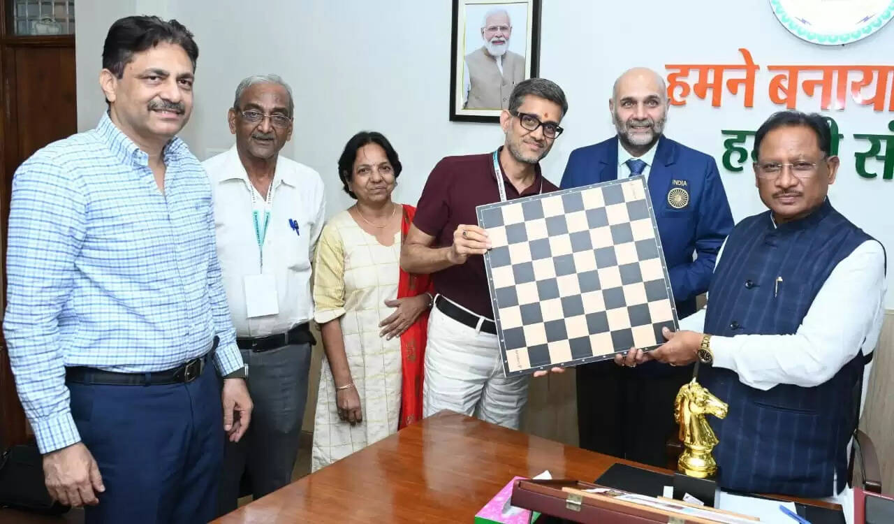 CG News: सीएम साय से ग्रैंडमास्टर प्रवीण महादेव थिप्से ने की सौजन्य भेंट